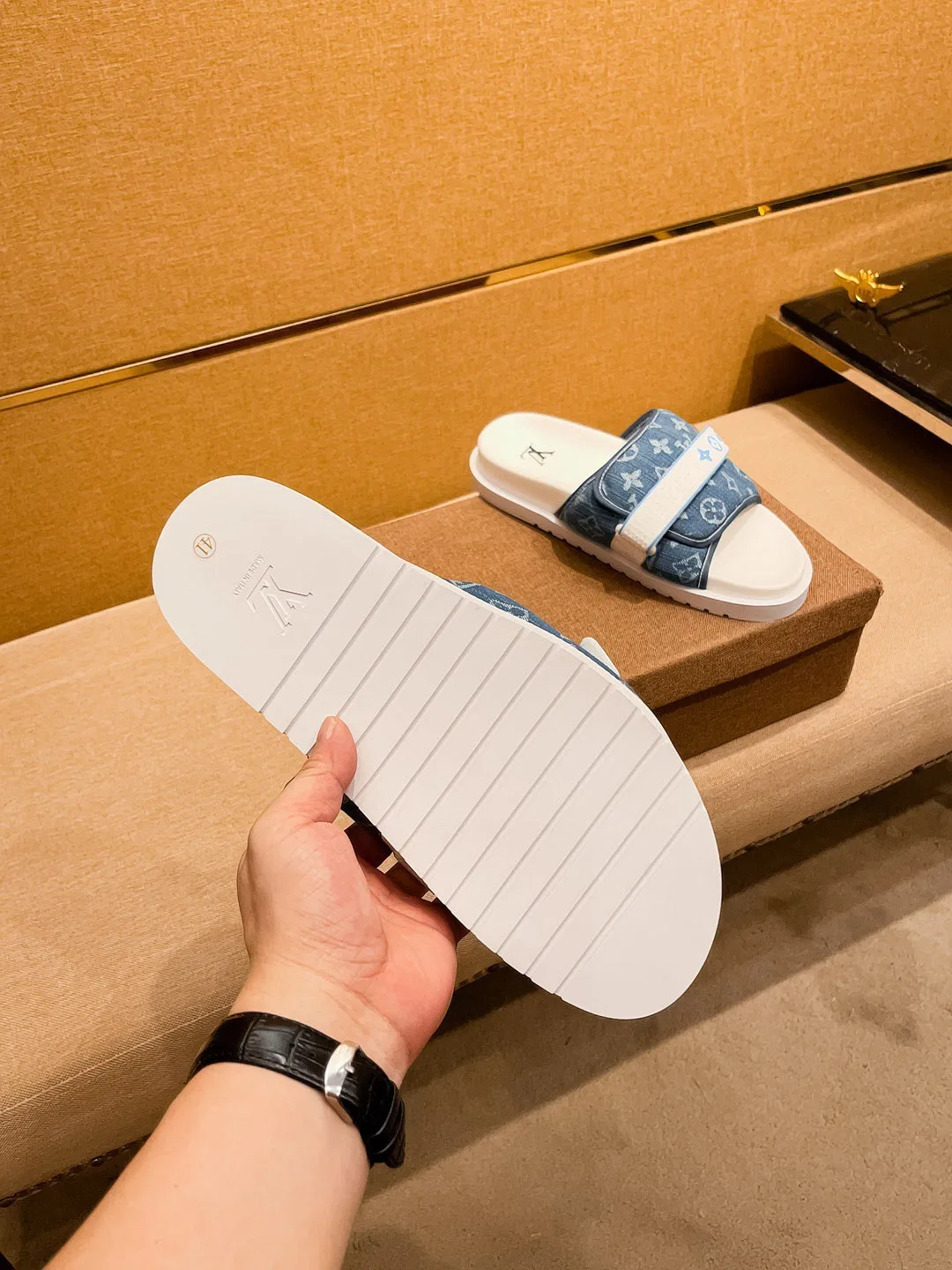 Men's men's shoes 💰 320💰 New model on the market 🔥[LV🔥 Louis Vuitton slippers] High-end 1:1 mold customization, original upgraded version of the outsole, lighter and non-slip. The top quality in the market, fashion focuses on trends, versatile and popular, simple yet tasteful, a must-have for fashionistas, exuding a fashionable and casual atmosphere, fashion is at your feet, full of confidence, the same style at the counter👍The season of spring and summer slippers is here, they are super beautiful to wear, 38-44 3⃣️colors available🔥